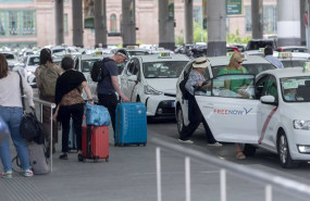ep archivo varias personas con maletas esperan un taxi en la estacion de atocha almudena grandes a ep archivo varias personas con maletas esperan un taxi en la estacion de atocha almudena grandes a