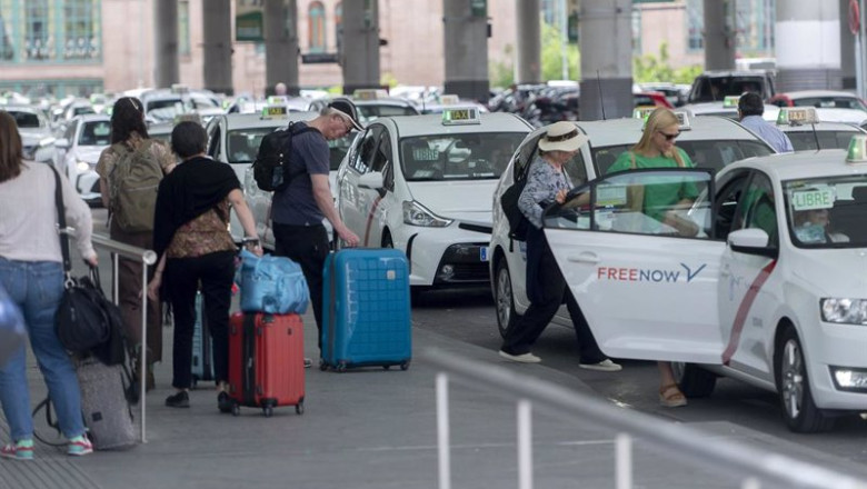 Archivo - Varias personas con maletas esperan un taxi en la estación de Atocha-Almudena Grandes, a 2 de mayo de 2023, en Madrid (España) | Alberto Ortega - Europa Press - Archivo ep archivo varias personas con maletas esperan un taxi en la estacion de atocha almudena grandes a