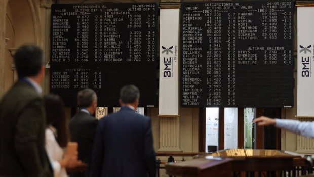 ep archivo   varias personas frente a los paneles de valores del ibex 35 en el palacio de la bolsa