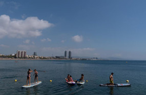 ep archivo   varias personas hacen actividades acuaticas en el mar a 5 de agosto de 2024 en