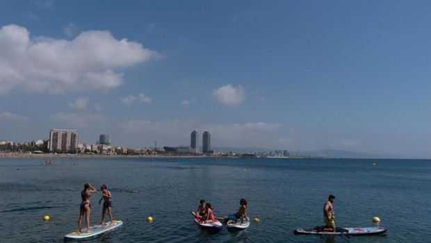 ep archivo   varias personas hacen actividades acuaticas en el mar a 5 de agosto de 2024 en