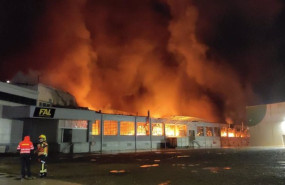 ep bomberos del ceis rioja y del ayuntamiento de logrono trabajan en el incendio de calzados fal en