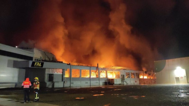 ep bomberos del ceis rioja y del ayuntamiento de logrono trabajan en el incendio de calzados fal en