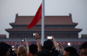 ep chinese tourists watch the customary ceremony of lowering flag at tiananmen square on june 3 2013