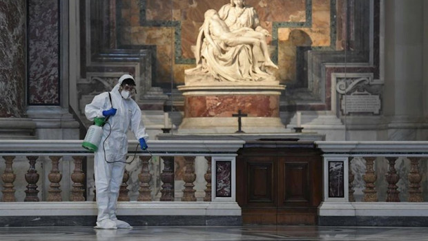 ep desinfectan la basilica de san pedro para su reapertura