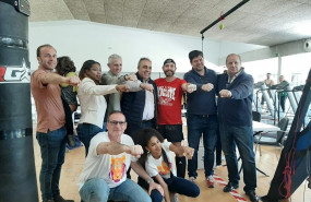 ep el atleta ricardo serravalle acompanado por el presidente de enach familiares y miembros del