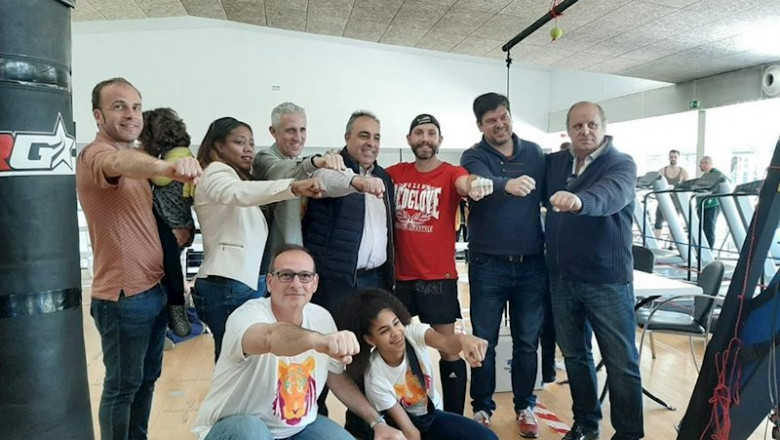 El atleta Ricardo Serravalle acompañado por el Presidente de ENACH, familiares y miembros del Ayuntamiento de San Sebastián de los Reyes. | ENACH ASOCIACIÓN ep el atleta ricardo serravalle acompanado por el presidente de enach familiares y miembros del