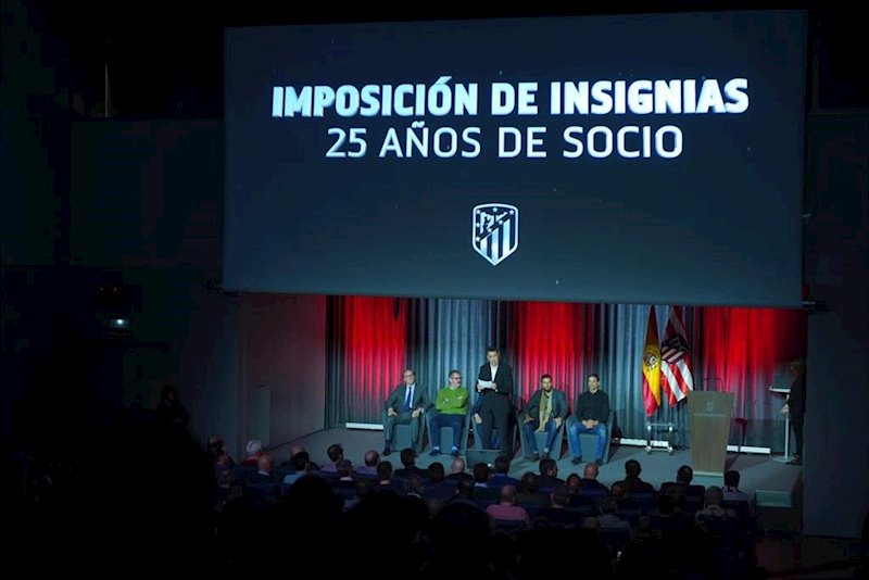 ep el atletico de madrid realiza una entrega de sus insignias de plata