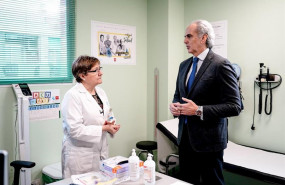 ep el consejero de sanidad de la comunidad de madrid enrique ruiz escudero conversa con una