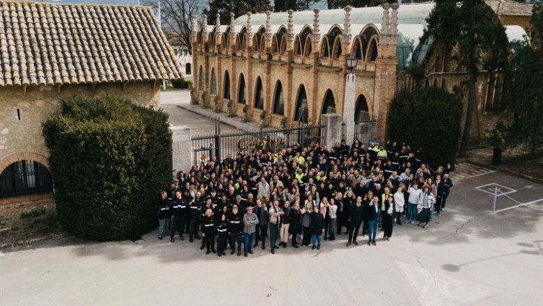ep el equipo de raventos codorniu frente a la sede de la compania