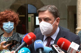 ep el ministro de agricultura luis planas atiende a los medios tras participar en un foro en caceres