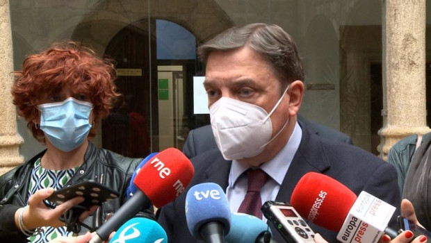 ep el ministro de agricultura luis planas atiende a los medios tras participar en un foro en caceres
