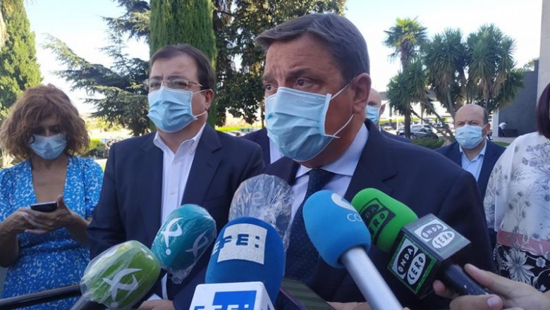 El ministro Luis Planas antiende a los medios de comunicación acompañado por Fernández Vara. | EUROPA PRESS ep el ministro luis planas antiende a los medios de comunicacion acompanado por fernandez vara