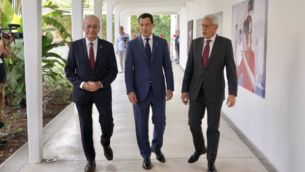 ep el presidente de la junta de andalucia juanma moreno c el ceo de vodafone espana mario vaz d y el