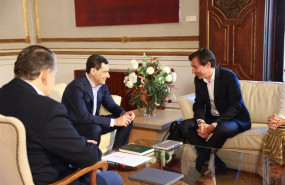 ep el presidente de la junta de andalucia juanma moreno i junto al presidente de microsoft espana