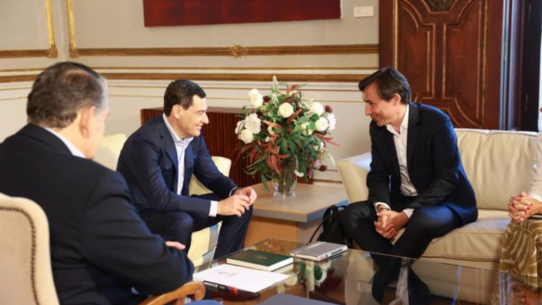ep el presidente de la junta de andalucia juanma moreno i junto al presidente de microsoft espana