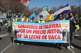 ep ganaderos se manifiestan con pancartas en una marcha en madrid