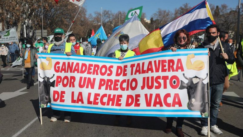 Ganaderos se manifiestan con pancartas en una marcha en Madrid | Isabel Infantes - Europa Press ep ganaderos se manifiestan con pancartas en una marcha en madrid