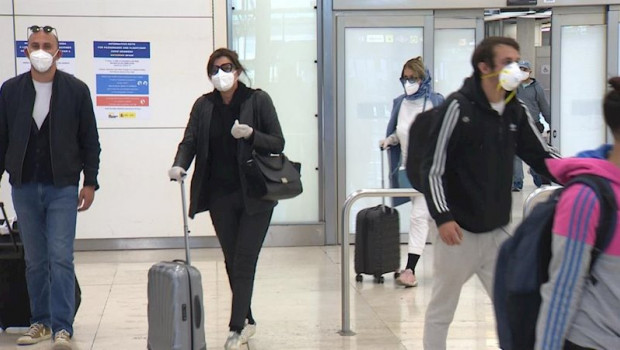 ep imagenes de los repatriados procedentes de buenos aires que llegaban hoy al aeropuerto de adolfo ep imagenes de los repatriados procedentes de buenos aires que llegaban hoy al aeropuerto de adolfo