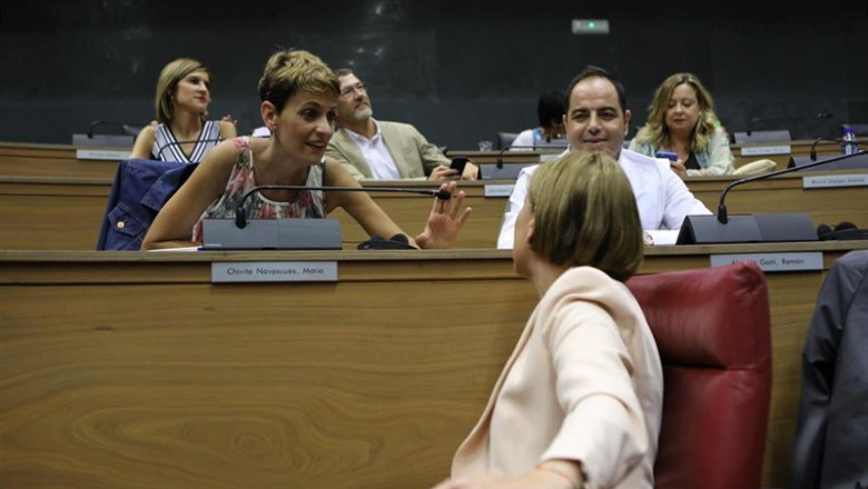 ep la secretaria generalpsncandidatapartidola presidencianavarra maria chivite parlamentario foralpsn ramon azorriz goni yjefaejecutivo foralnavarrafuncioneslidergeroa bai uxue barkos durantedebat
