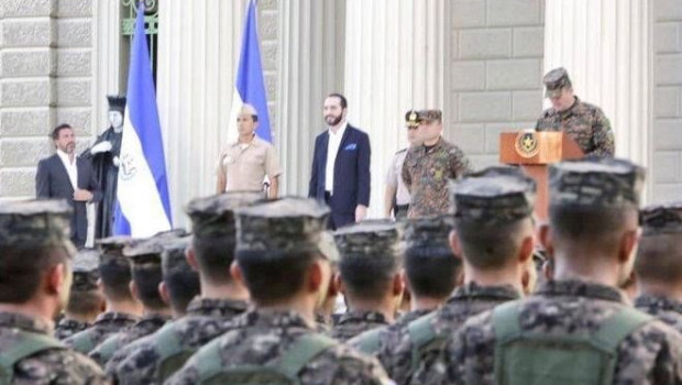 ep militares de el salvador con el presidente nayib bukele