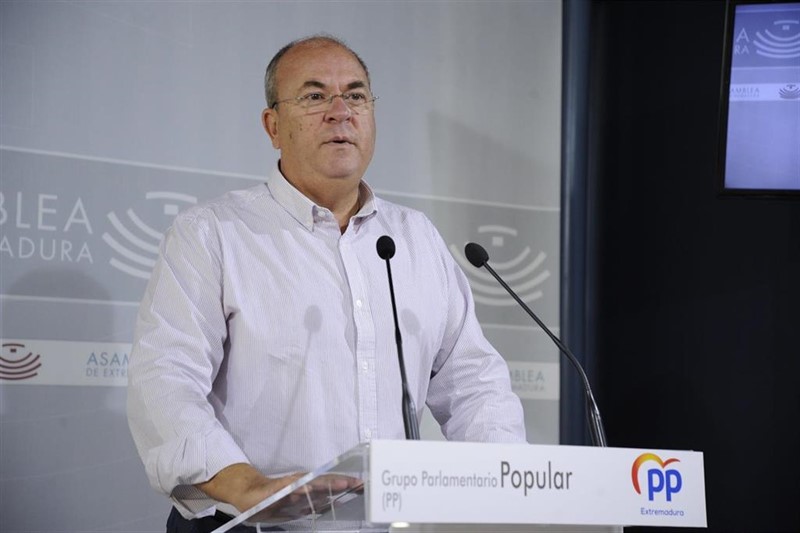 ep monago en una rueda de prensa en la asamblea