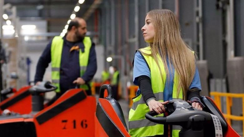 ep trabajador y trabajadora de mercadona en un bloque logistico ep trabajador y trabajadora de mercadona en un bloque logistico