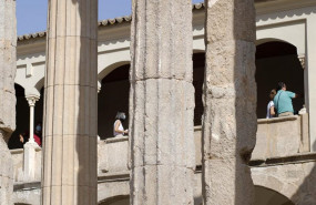 ep turistas en el templo de diana de merida