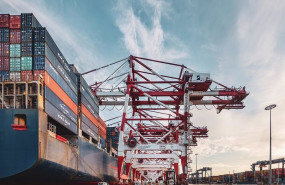 ep un buque porta contenedores en la terminal best del puerto de barcelona