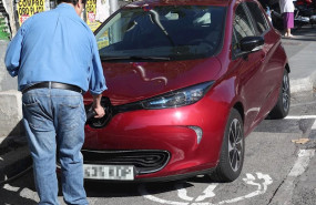 ep un hombre carga su coche en un punto de carga para coches electricos en madrid