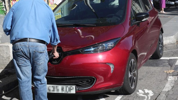 ep un hombre carga su coche en un punto de carga para coches electricos en madrid