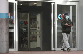 ep un hombre con mascarilla camina por las zonas exteriores del hospital de torrejon donde se 20200304142508