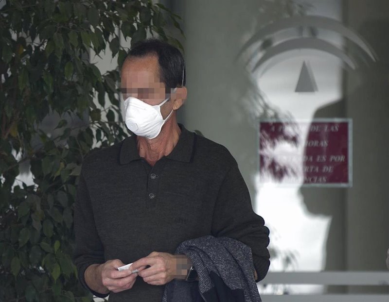 https://img.s3wfg.com/web/img/images_uploaded/8/c/ep_un_hombre_con_mascarilla_sale_del_hospital_universitario_virgen_del_rocio_donde_ha_sido_dado_de.jpg