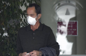 ep un hombre con mascarilla sale del hospital universitario virgen del rocio donde ha sido dado de