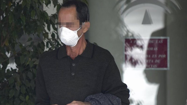 ep un hombre con mascarilla sale del hospital universitario virgen del rocio donde ha sido dado de