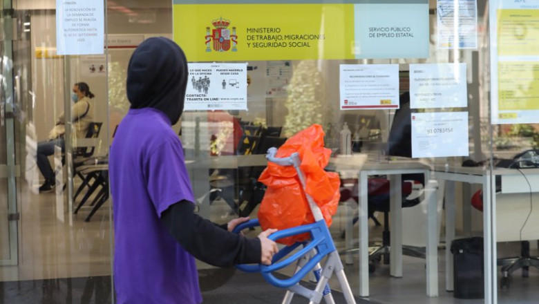 ep un joven pasa delante de una oficina de empleo ep un joven pasa delante de una oficina de empleo