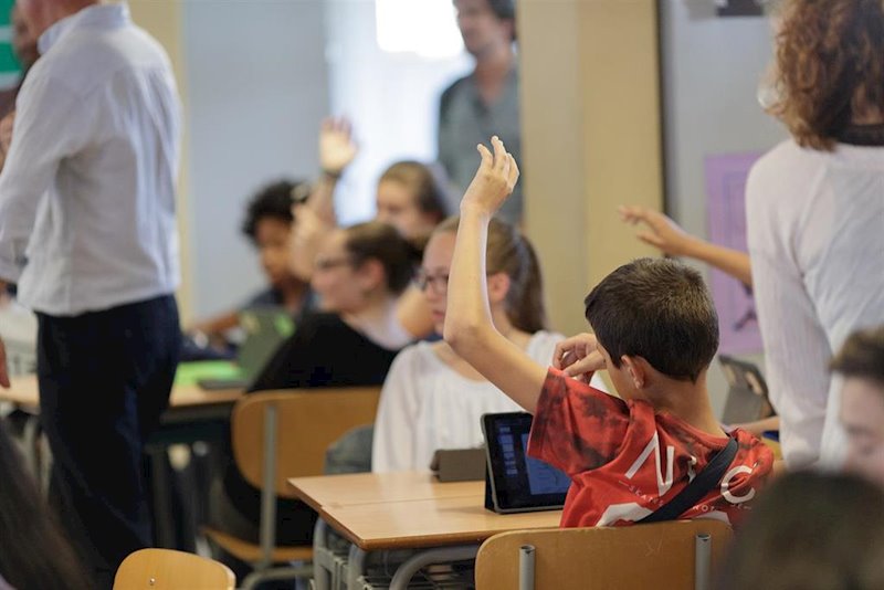 ep un nino levanta la mano en un aula ep un nino levanta la mano en un aula