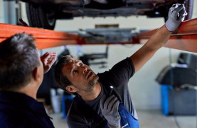 ep un trabajador en un taller