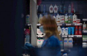 ep una mujer protegida con mascarilla y guantes trabaja en una tienda