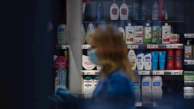 Una mujer protegida con mascarilla y guantes trabaja en una tienda | David Zorrakino - Europa Press - Archivo ep una mujer protegida con mascarilla y guantes trabaja en una tienda
