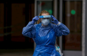 ep una tecnico sanitario en el exterior del hospital temporal de la comunidad de madrid en ifema