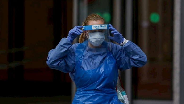 ep una tecnico sanitario en el exterior del hospital temporal de la comunidad de madrid en ifema
