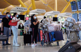 ep varias personas con maletas hacen cola en la terminal 4 t4 del aeropuerto adolfo suarez