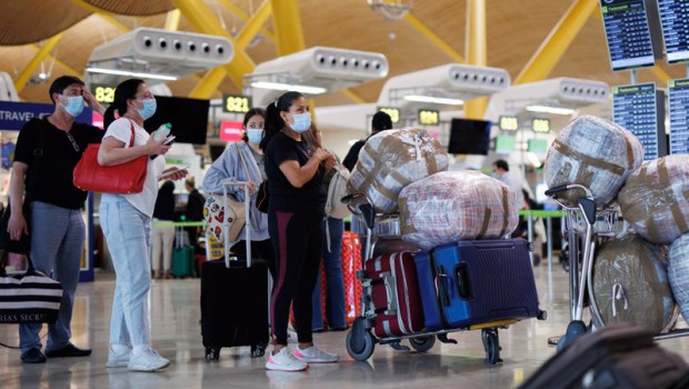 ep varias personas con maletas hacen cola en la terminal 4 t4 del aeropuerto adolfo suarez