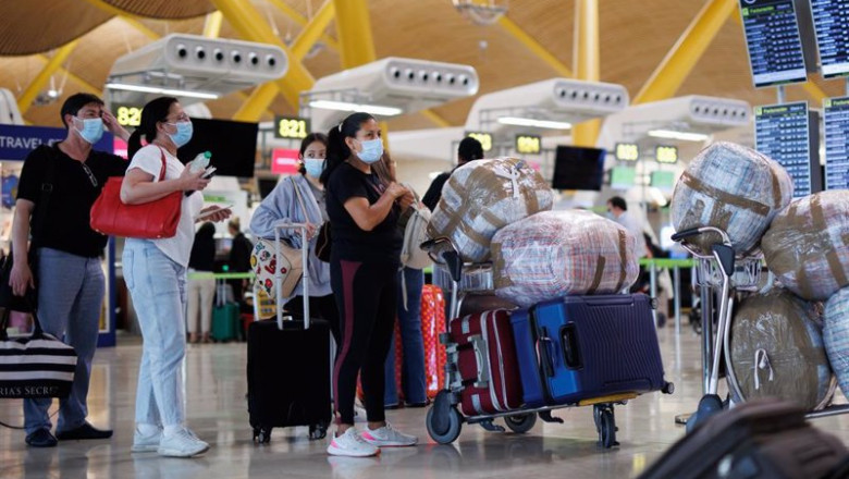 ep varias personas con maletas hacen cola en la terminal 4 t4 del aeropuerto adolfo suarez