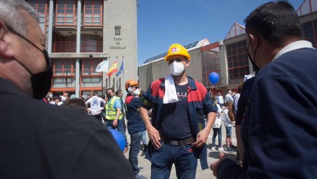 ep varios trabajadores charlan durante una concentracion que conmemora el ano de lucha por la planta