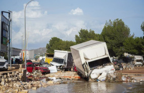 ep vehiculos hundidos en el agua en el poligono ribarroja tras el paso de la dana a 31 de octubre de ep vehiculos hundidos en el agua en el poligono ribarroja tras el paso de la dana a 31 de octubre de