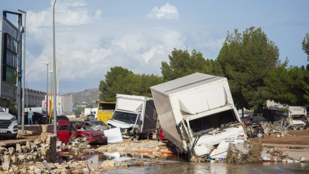 ep vehiculos hundidos en el agua en el poligono ribarroja tras el paso de la dana a 31 de octubre de