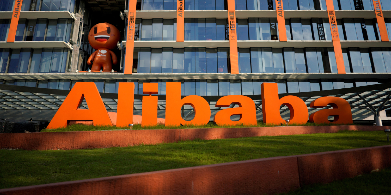 le logo d alibaba devant le siege du groupe a hangzhou en chine 