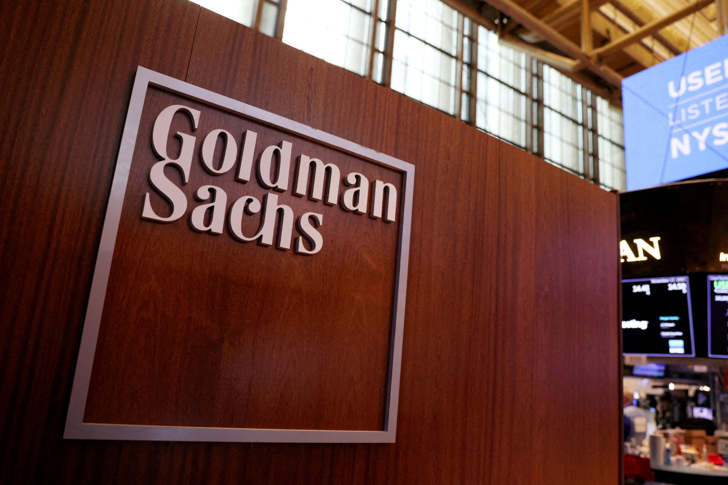 le logo de goldman sachs est visible sur le parquet de la bourse de new york nyse 